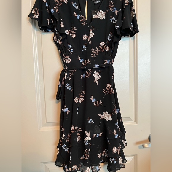 City Chic Plus Size Black Floral Print Wrap Dress Size 1X NWT - Picture 2 of 3